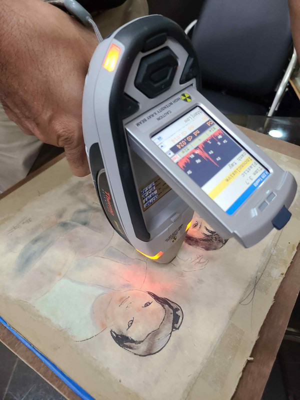 Người vá tranh triệu USD qua… kính hiển vi Người vá tranh triệu USD qua… kính hiển vi