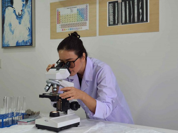 Người vá tranh triệu USD qua… kính hiển vi Người vá tranh triệu USD qua… kính hiển vi