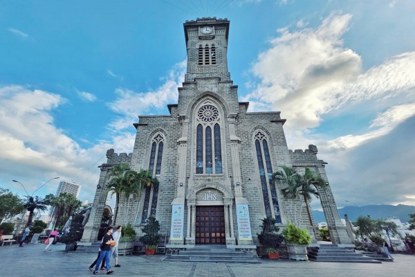 Nhà thờ Chánh tòa Nha Trang - Ngọn tháp đá vươn giữa trời biển