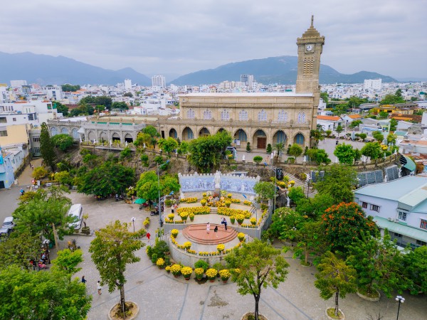 Nhà thờ Chánh tòa Nha Trang - Ngọn tháp đá vươn giữa trời biển