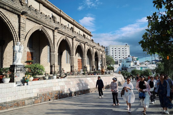 Nhà thờ Chánh tòa Nha Trang - Ngọn tháp đá vươn giữa trời biển