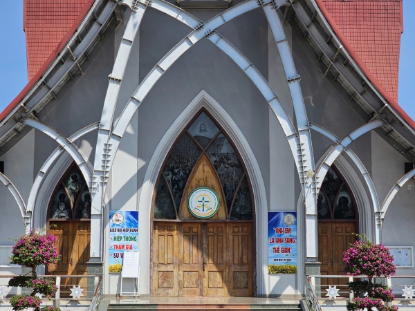 Nhà thờ Dũng Lạc - giao thoa giữa kiến trúc châu Âu và nhà rông Tây nguyên