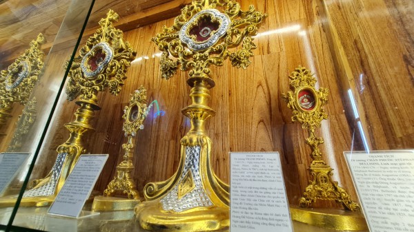 Nhà thờ đá Tùng Sơn lưu giữ nhiều thánh tích từ Công giáo Rôma