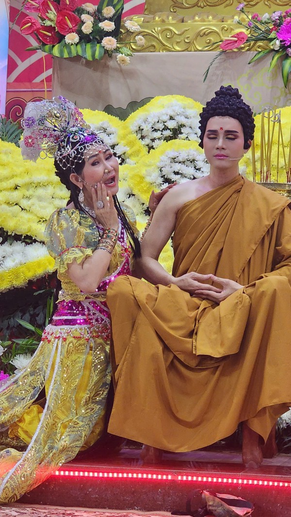 Những đoàn cải lương bền bỉ Những đoàn cải lương bền bỉ