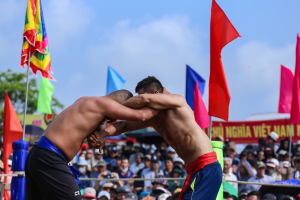 Những màn so tài kịch tính ở hội vật có từ thời chúa Nguyễn