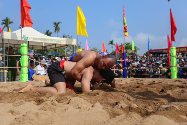Những màn so tài kịch tính ở hội vật có từ thời chúa Nguyễn