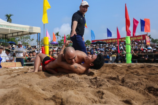 Những màn so tài kịch tính ở hội vật có từ thời chúa Nguyễn