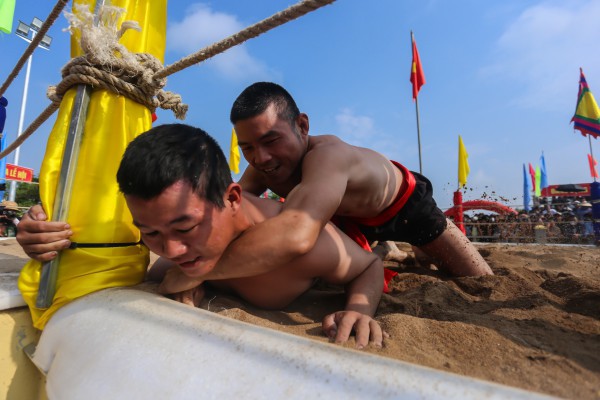 Những màn so tài kịch tính ở hội vật có từ thời chúa Nguyễn