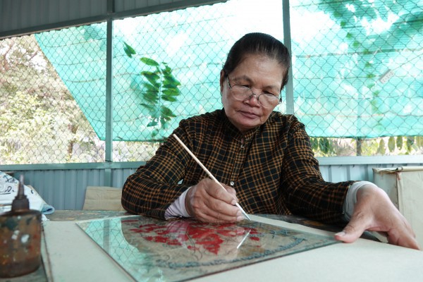 Níu giữ nghề xưa: Nghệ nhân cuối cùng vẽ tranh kiếng của đồng bào Khmer