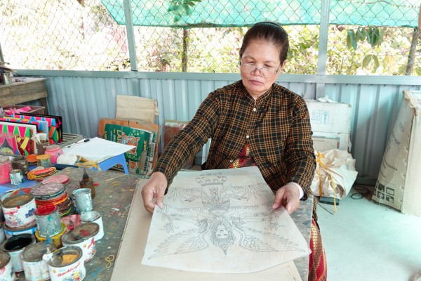Níu giữ nghề xưa: Nghệ nhân cuối cùng vẽ tranh kiếng của đồng bào Khmer