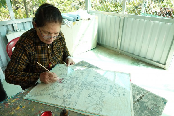 Níu giữ nghề xưa: Nghệ nhân cuối cùng vẽ tranh kiếng của đồng bào Khmer
