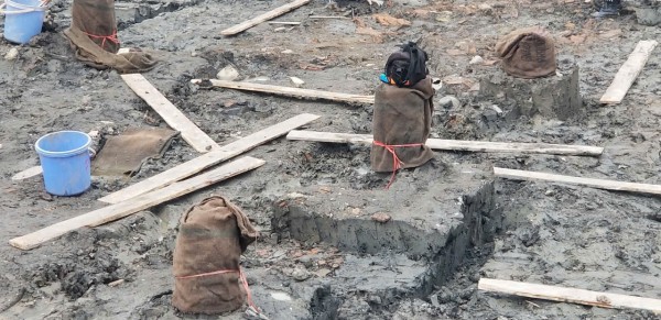 Phát hiện bãi cọc gỗ trong khu di tích đền Kiếp Bạc