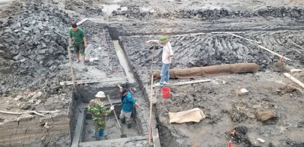 Phát hiện bãi cọc gỗ trong khu di tích đền Kiếp Bạc