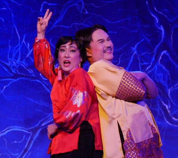 ‘Quạ hồng tung cánh’: Chiếc gương soi chiếu lòng tham