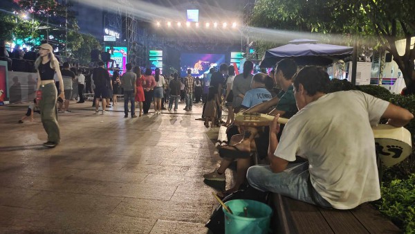 Sài Gòn chẳng ngại thương nhau Sài Gòn chẳng ngại thương nhau