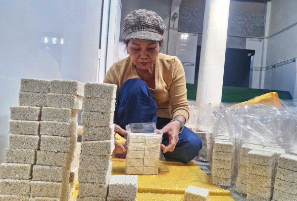 Tết về với bánh nổ Tân Thọ