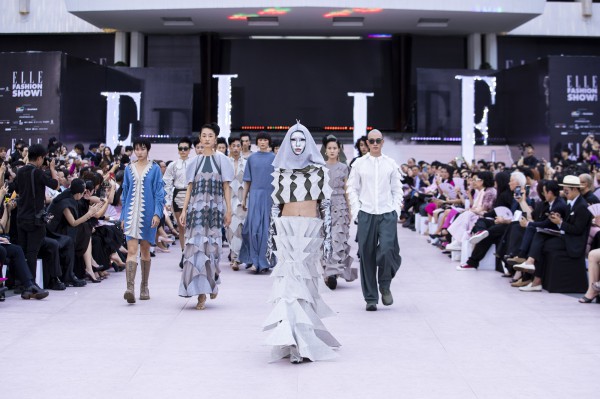 Thanh Hằng, Hương Ly, Hoàng Thùy làm vơ-đét show thời trang ở Dinh Độc Lập Thanh Hằng, Hương Ly, Hoàng Thùy làm vơ-đét show thời trang ở Dinh Độc Lập