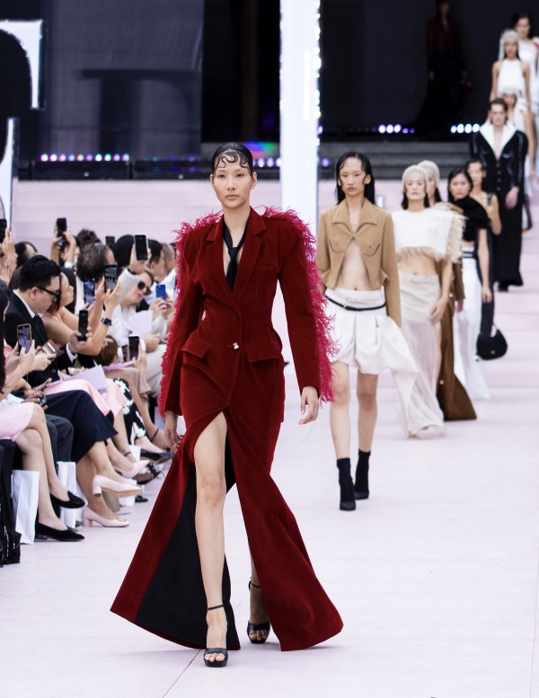 Thanh Hằng, Hương Ly, Hoàng Thùy làm vơ-đét show thời trang ở Dinh Độc Lập Thanh Hằng, Hương Ly, Hoàng Thùy làm vơ-đét show thời trang ở Dinh Độc Lập
