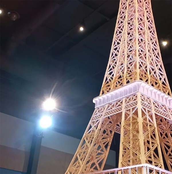 Tháp Eiffel bằng que diêm lập kỷ lục thế giới