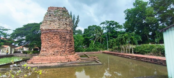 Tháp cổ ngàn tuổi Vĩnh Hưng ngập trong nước