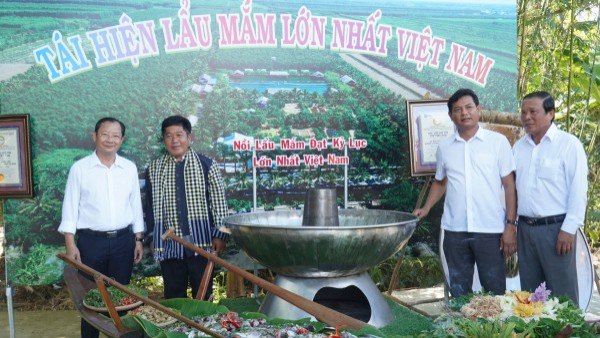 Trình diễn chế biến lẩu mắm lớn nhất Việt Nam tại ngày hội "Hương rừng U minh" Trình diễn chế biến lẩu mắm lớn nhất Việt Nam tại ngày hội "Hương rừng U minh"