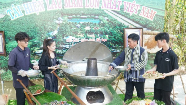Trình diễn chế biến lẩu mắm lớn nhất Việt Nam tại ngày hội "Hương rừng U minh" Trình diễn chế biến lẩu mắm lớn nhất Việt Nam tại ngày hội "Hương rừng U minh"