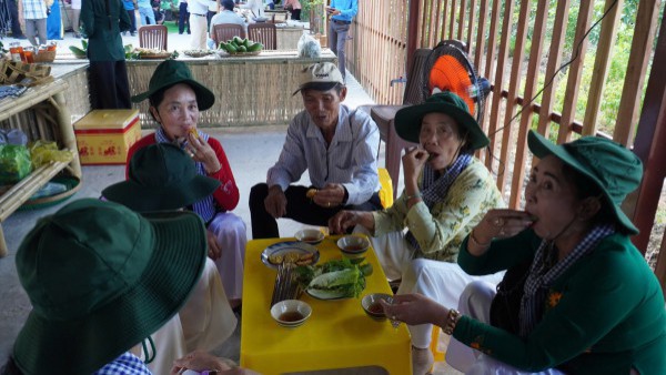 Trình diễn chế biến lẩu mắm lớn nhất Việt Nam tại ngày hội "Hương rừng U minh" Trình diễn chế biến lẩu mắm lớn nhất Việt Nam tại ngày hội "Hương rừng U minh"