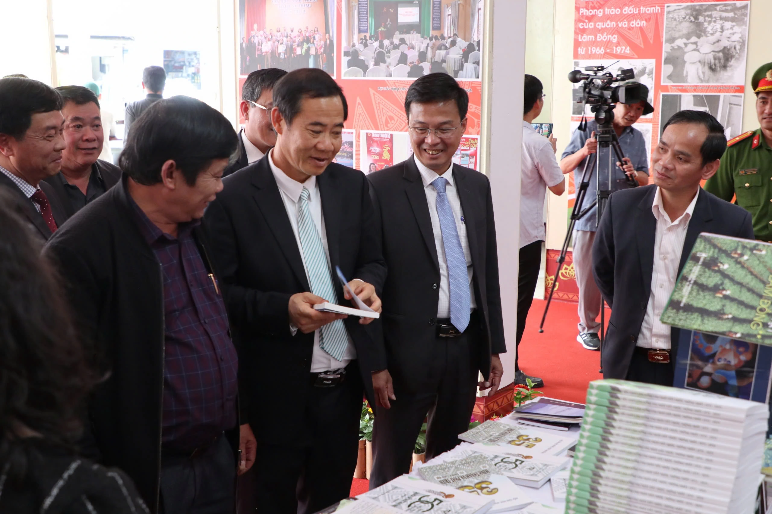 Trưng bày hơn 200 tư liệu quý tại triển lãm Trưng bày hơn 200 tư liệu quý tại triển lãm