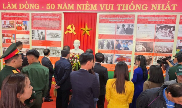 Trưng bày hơn 200 tư liệu quý tại triển lãm Trưng bày hơn 200 tư liệu quý tại triển lãm