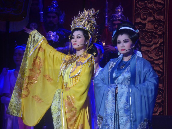 Truyền nhân của đại gia tộc sân khấu: 3 tài nữ của gia tộc Minh Tơ Truyền nhân của đại gia tộc sân khấu: 3 tài nữ của gia tộc Minh Tơ