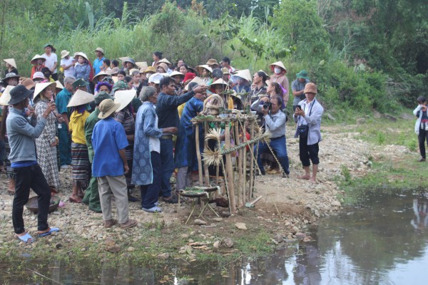 Tục xưa còn lại: Lễ cầu mưa của người Hrê, Ca Dong