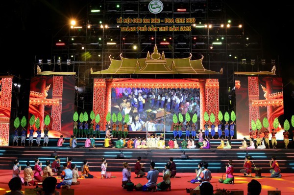 Tưng bừng Lễ hội Oóc Om Bóc - đua ghe ngo TP.Cần Thơ