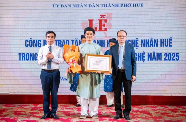 Tuyệt kỹ tạo tác cây cảnh từ dây kim loại