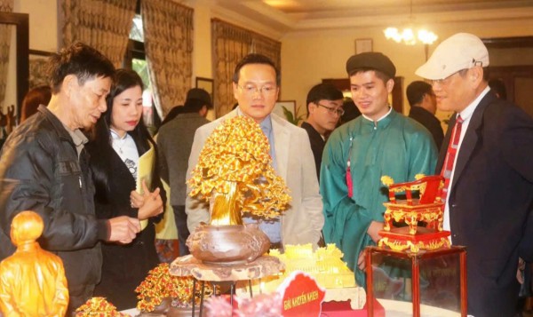 Tuyệt kỹ tạo tác cây cảnh từ dây kim loại