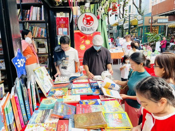 Văn chương Việt trong vòng xoáy AI