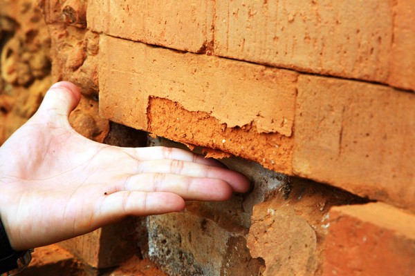 Vì sao gạch phục chế di tích mủn nát sau 2 năm trùng tu?