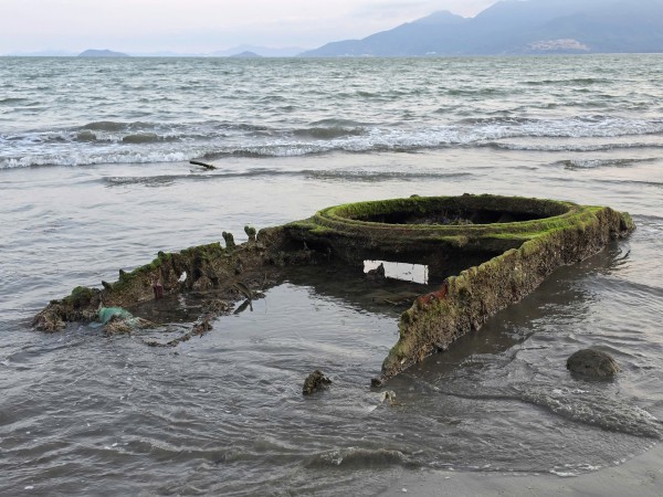 Xác xe tăng bất ngờ xuất hiện rồi biến mất tại bãi biển Quy Nhơn