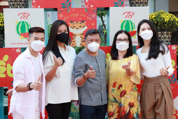 Á hậu Kim Duyên, NSND Kim Xuân, Hồng Ánh mang tết đến với trẻ bị ảnh hưởng HIV/AIDS