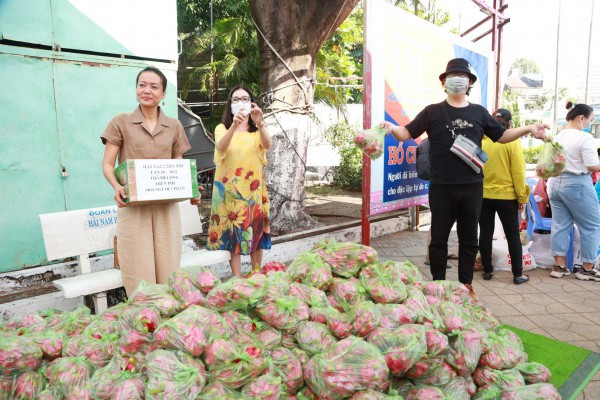 Á hậu Kim Duyên, NSND Kim Xuân, Hồng Ánh mang tết đến với trẻ bị ảnh hưởng HIV/AIDS