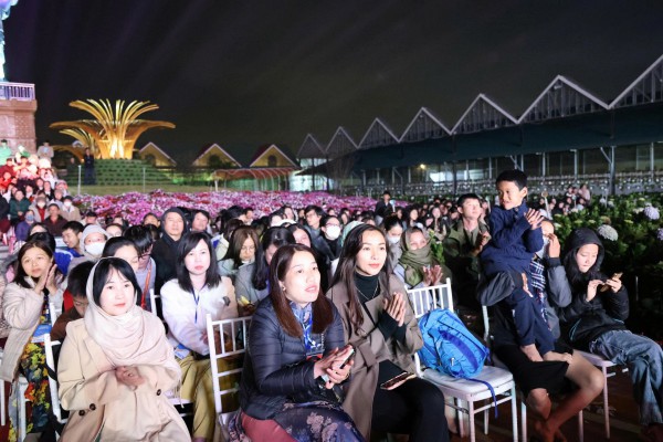 ”Âm vang sắc hồng trên phố núi” Đà Lạt cuốn hút du khách