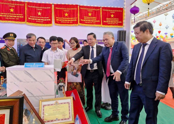 Ấn tượng 50 năm phát triển Quảng Nam qua tư liệu và sản phẩm đặc trưng Ấn tượng 50 năm phát triển Quảng Nam qua tư liệu và sản phẩm đặc trưng