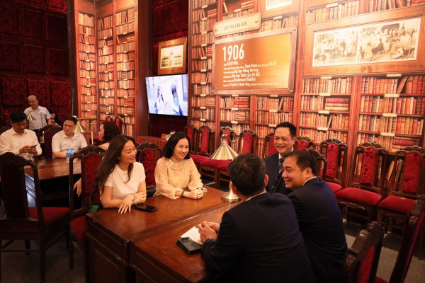 Đại học Đông Dương bừng sáng cùng áo dài Le Mur sau 120 năm