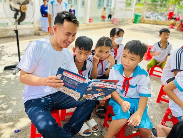 Đại sứ văn hóa đọc Trung Nghĩa, ca sĩ Duyên Quỳnh đồng hành với 