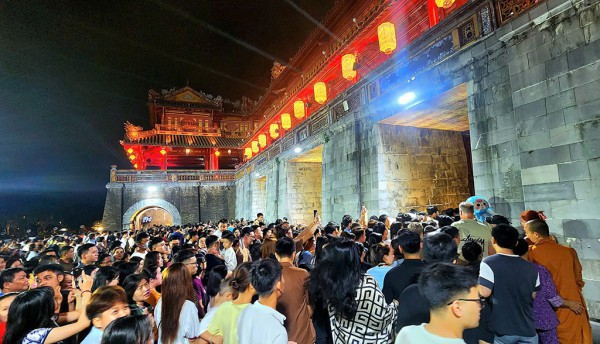 Đánh thức hoàng cung huyền ảo