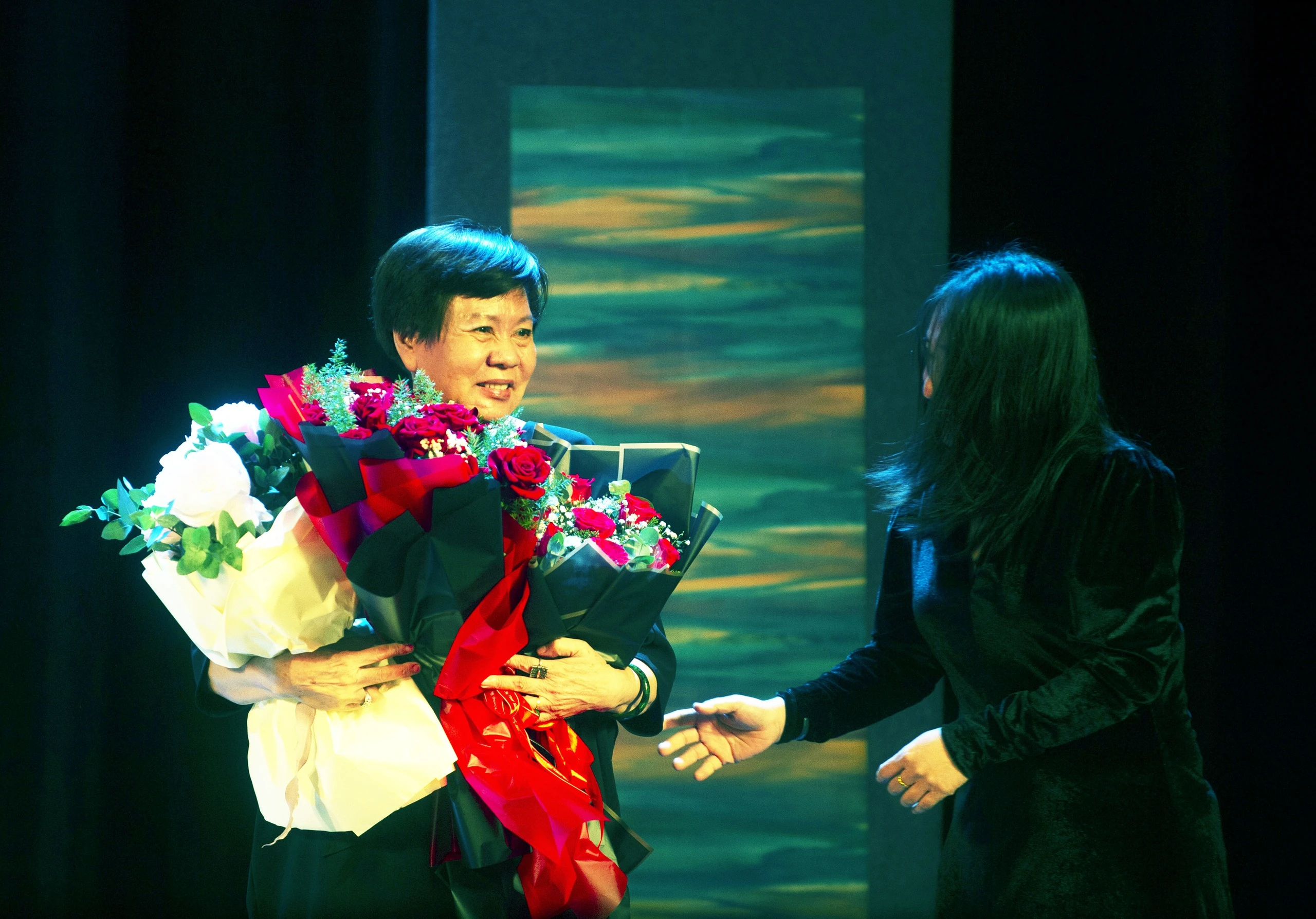 Đạo diễn Việt Linh: ”Sân khấu Hồng Hạc không diễn tết, dồn sức cho những vở mới” Đạo diễn Việt Linh: ”Sân khấu Hồng Hạc không diễn tết, dồn sức cho những vở mới”