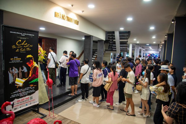 Đạo diễn Việt Linh: ”Sân khấu Hồng Hạc không diễn tết, dồn sức cho những vở mới” Đạo diễn Việt Linh: ”Sân khấu Hồng Hạc không diễn tết, dồn sức cho những vở mới”