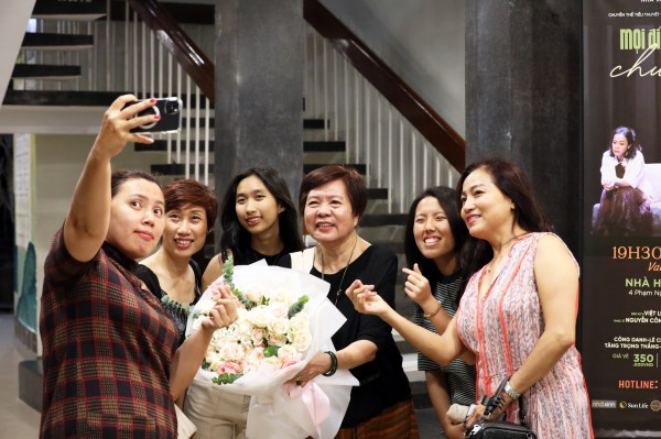 Đạo diễn Việt Linh: ”Sân khấu Hồng Hạc không diễn tết, dồn sức cho những vở mới” Đạo diễn Việt Linh: ”Sân khấu Hồng Hạc không diễn tết, dồn sức cho những vở mới”