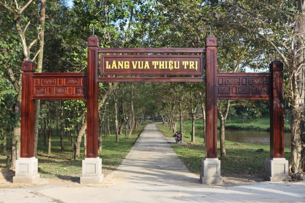 Đề nghị tháo dỡ công trình ‘lạ’ trong di tích lăng hoàng thái hậu Từ Dũ