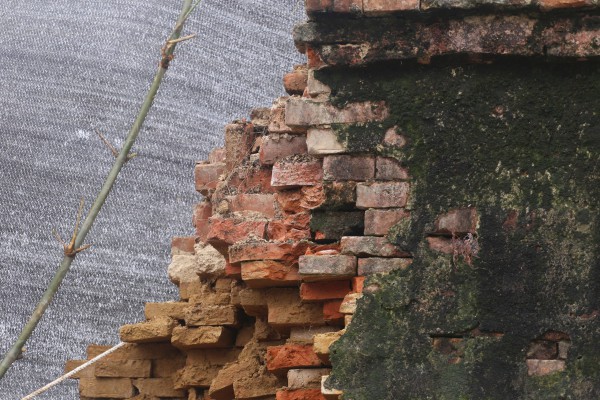 Đoạn tường Hoàng thành Huế đổ sập sau 3 đợt lũ lụt