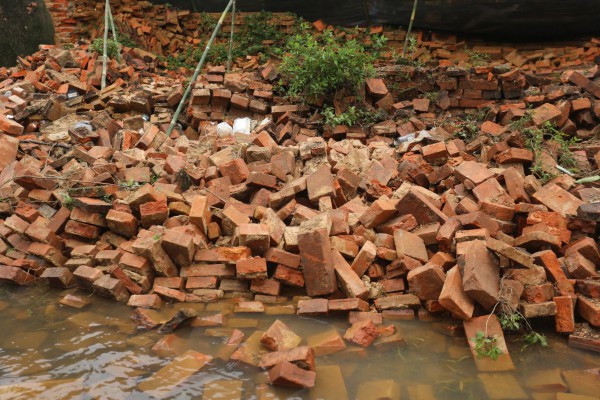 Đoạn tường Hoàng thành Huế đổ sập sau 3 đợt lũ lụt